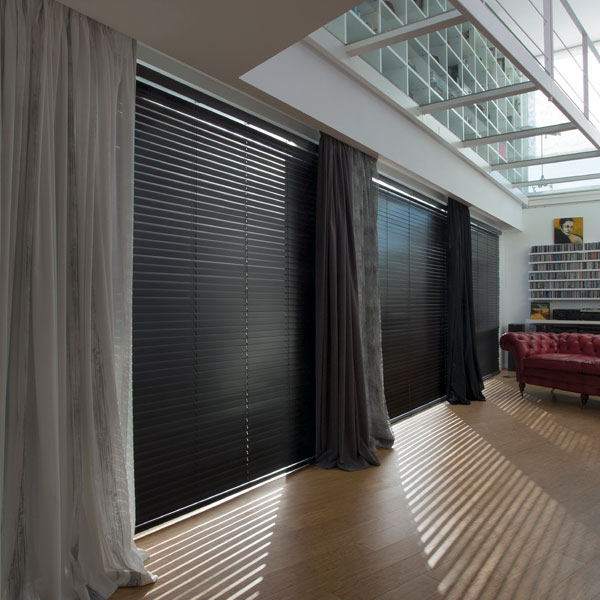 Pergola équipée de stores latéraux