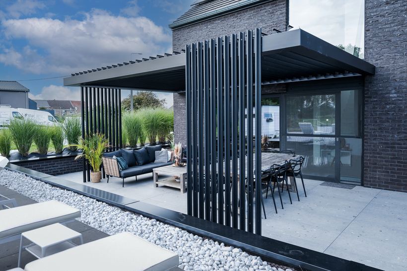 Pergola bioclimatique avec lames verticales