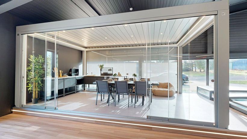 Pergola vitrée exposée au showroom GoStore d’Alleur
